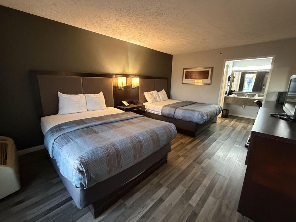 Queen Room with Two Queen Beds - Non-Smoking interior
